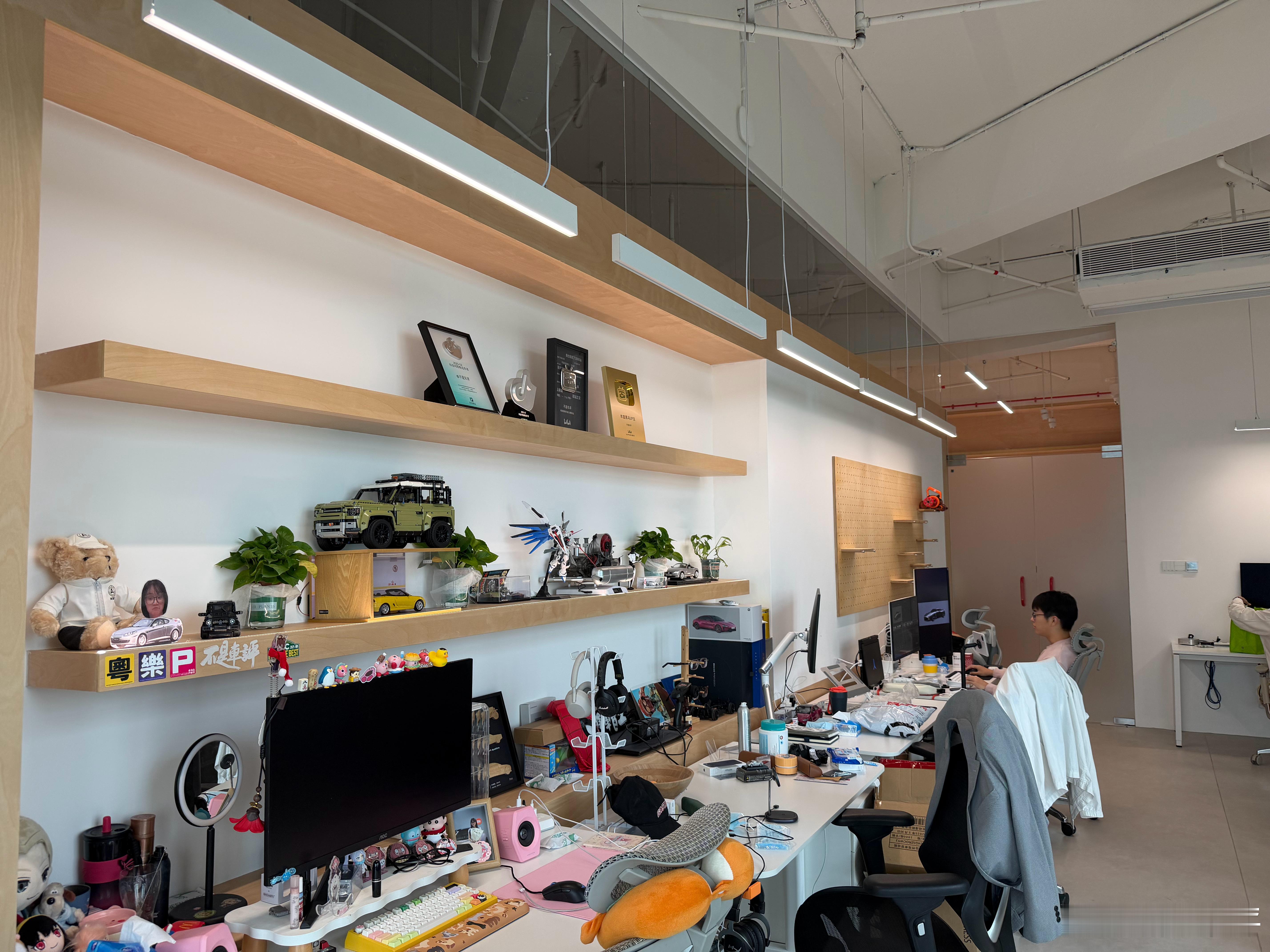 搬新办公室了！一人一张升降桌和日落！ 