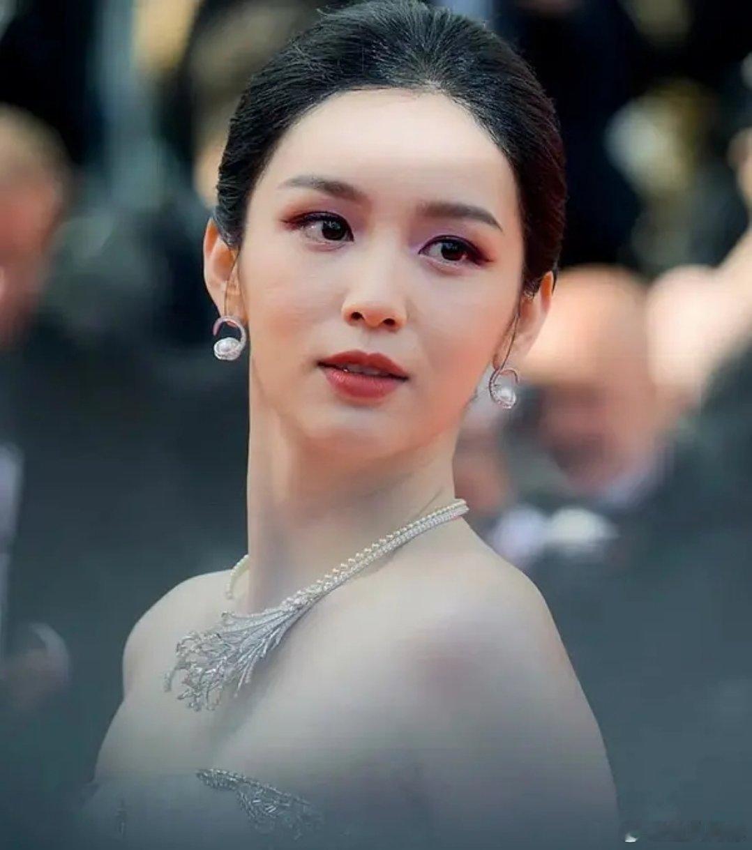 周也这个图确实好生啊 感觉有巩俐的影子～ 