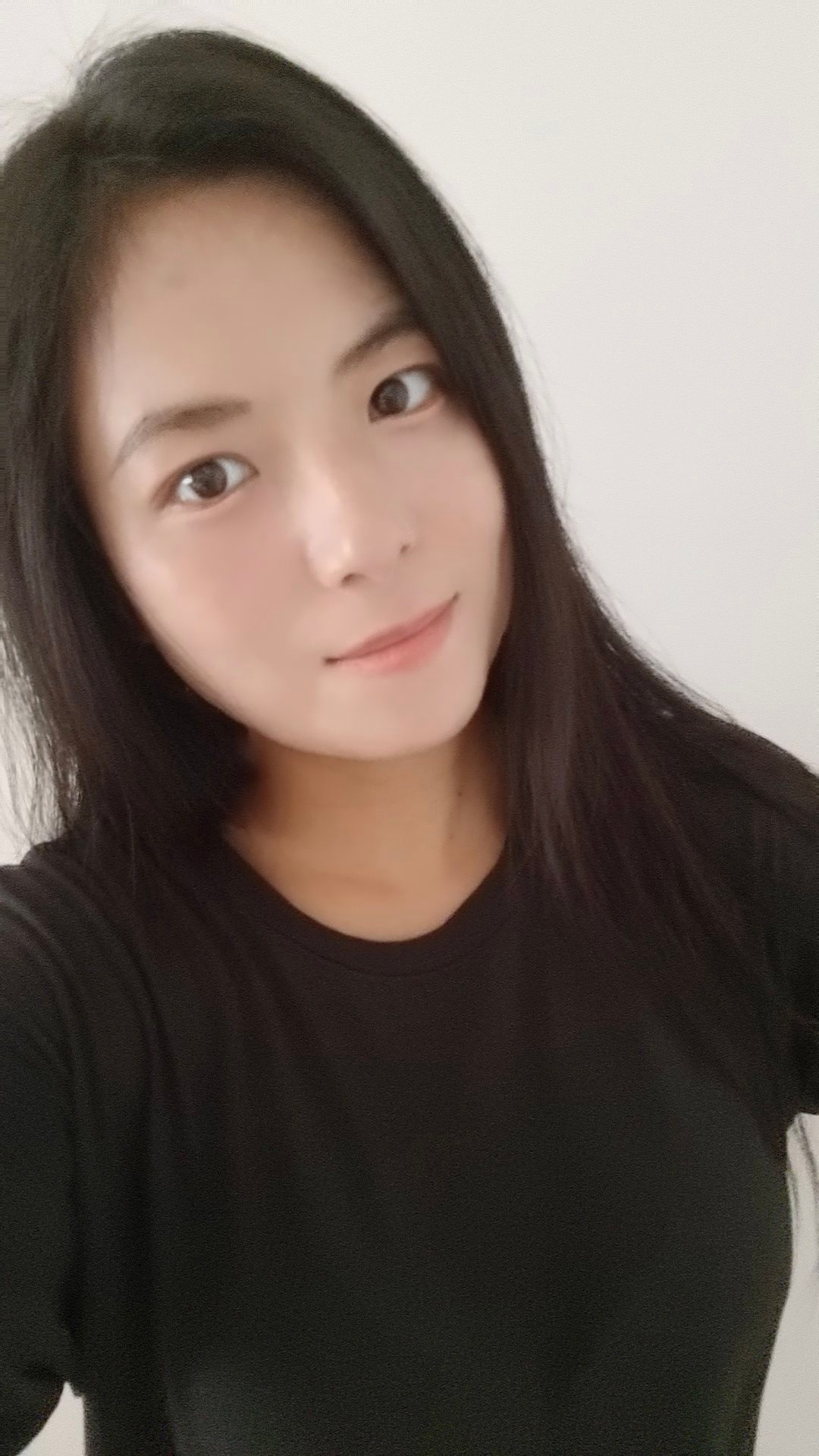 网络男博主呢，他还可以每一步都在刻意包装出自己经济条件优渥的假象，根本没打算对自