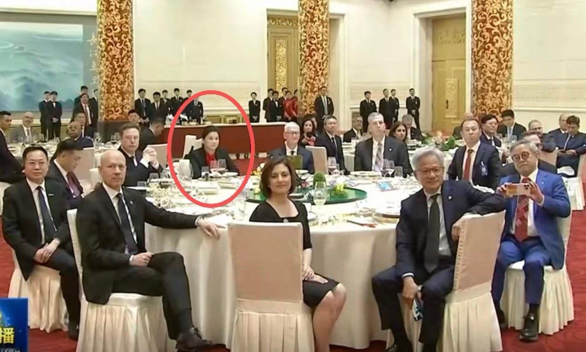 自媒体给她的标题是：国宴坐在C位的女人，左边马斯克，右边库克。周群飞，蓝思科技创