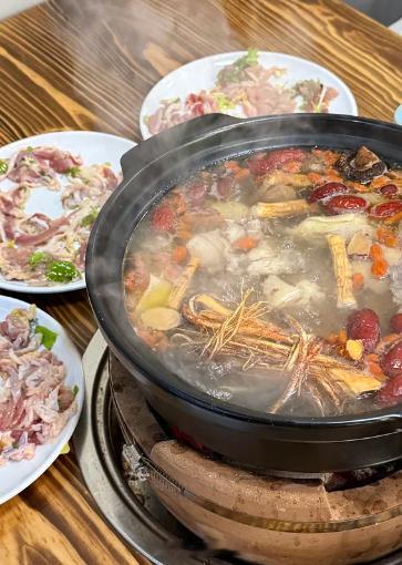 莫氏鸡煲回应争议一饭封神《一饭封神》赛场不只有精致大餐，家常鸡煲自有烟火风味。不