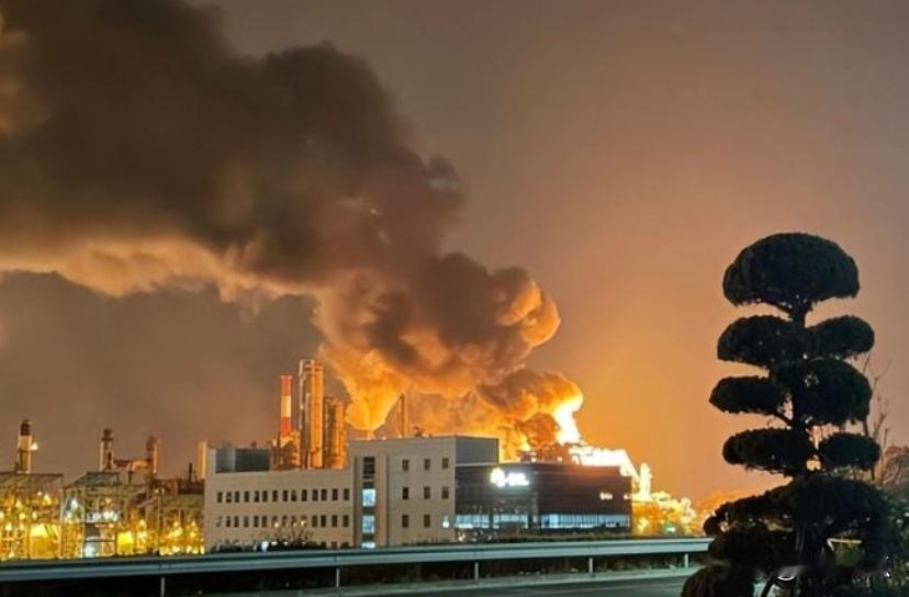 俄罗斯消息人士否定了正与乌克兰谈判停止打击对方能源设施。他称，只要乌克兰人仍然库