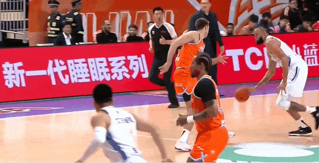 麦基这波确实有点“中锋的身子，后卫的魂”😂
顶着大个子的身高，持球过半场还敢玩