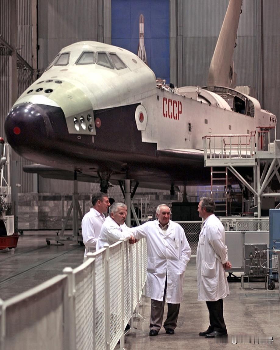 2001年莫斯科的夏天，阳光斜照进RKK能源公司的车间，工程师们站在“暴风雪”号