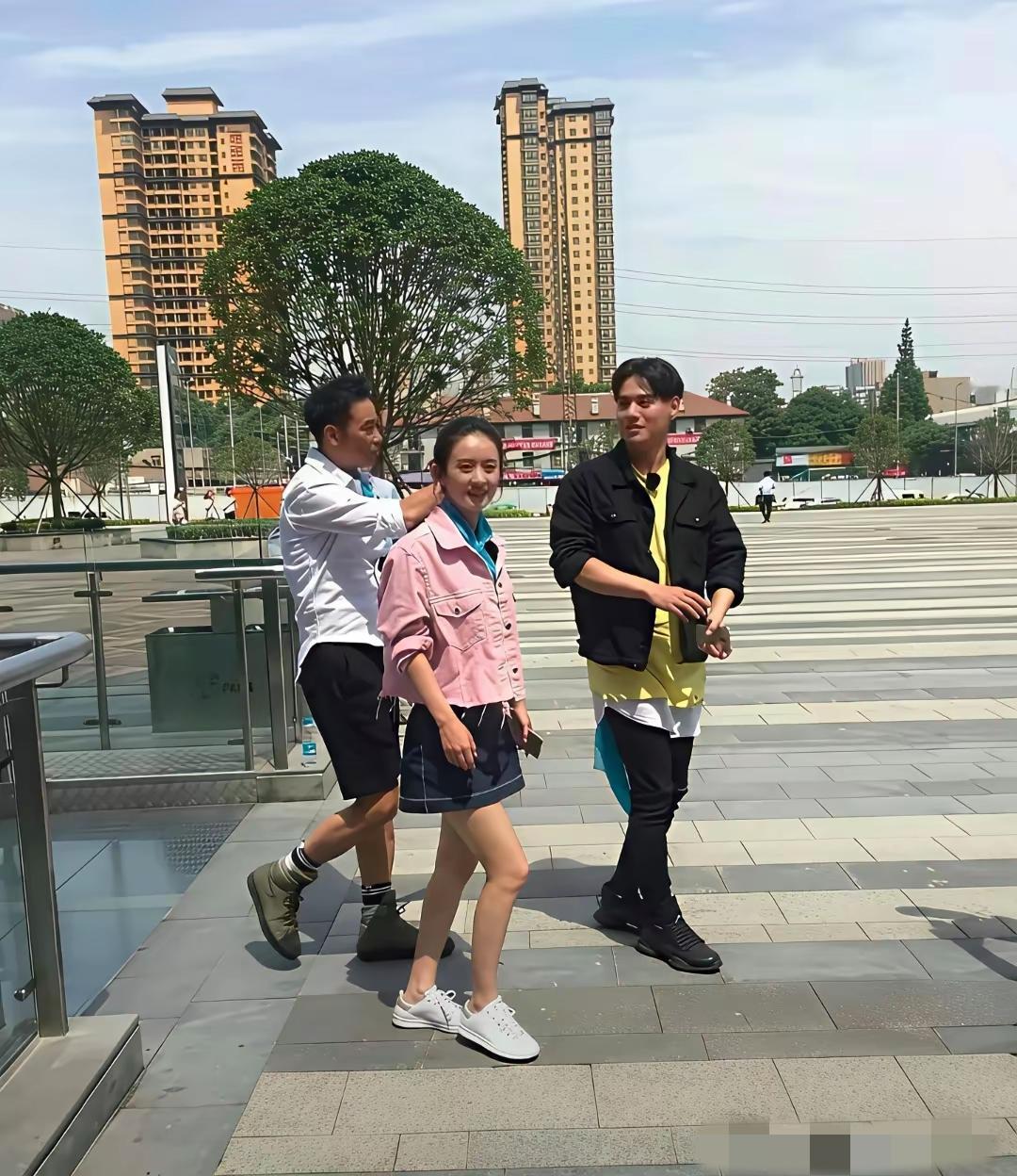 弱弱的问一句！是跟赵丽颖有仇吗？干嘛把人家拍的又矮又丑又土又黑[抠鼻]