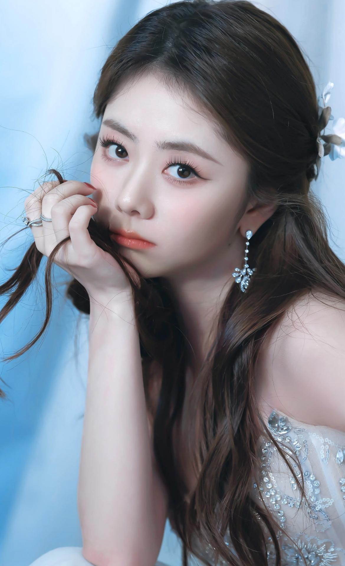 谭松韵在头条盛典的闪耀，不过是资本包装的糖衣。
粉丝们为她的优雅造型欢呼，可谁还