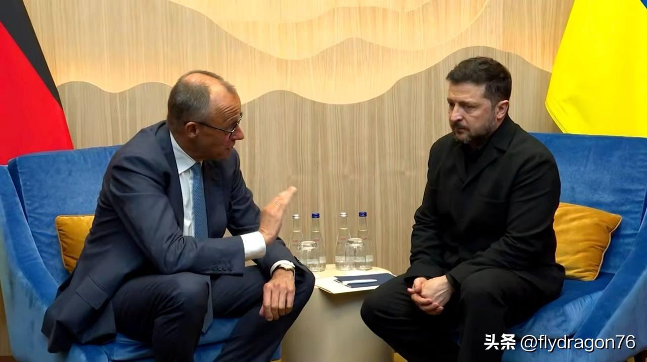 🇩🇪🇺🇦意味深长的一幕

“当你高喊‘荣耀归于乌克兰！’时，还得像这样比