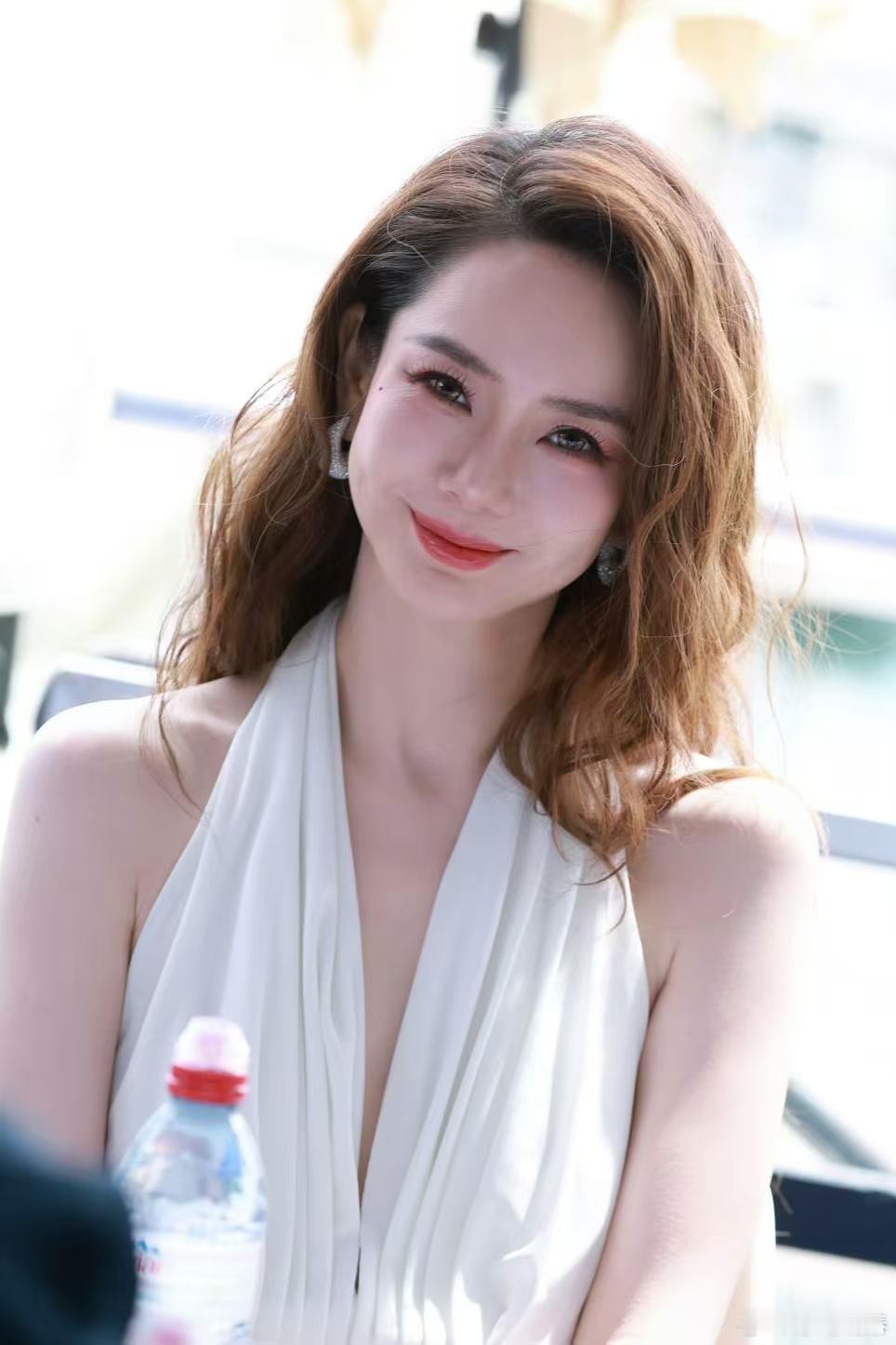 戚薇在戛纳隔空祝许嵩生日快乐 这也太夏友善时期了！戚薇戛纳偶遇生图好美 看到路人