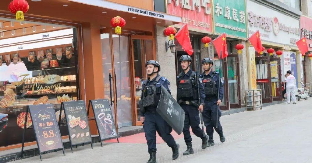 ​​有一种坚守，叫“节日我在岗”；有一种担当，叫“群众过节，警察站岗”。这身藏蓝