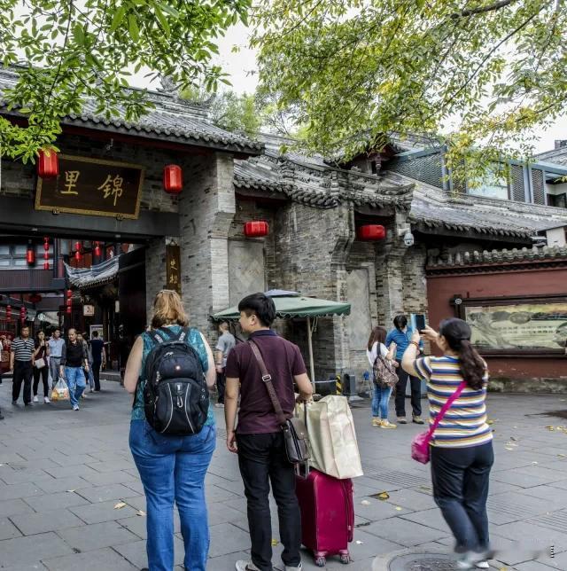 安逸的成都：逛锦里

那次旅游我们在成都住了5个晚上。开始在市区玩了两天，住了三