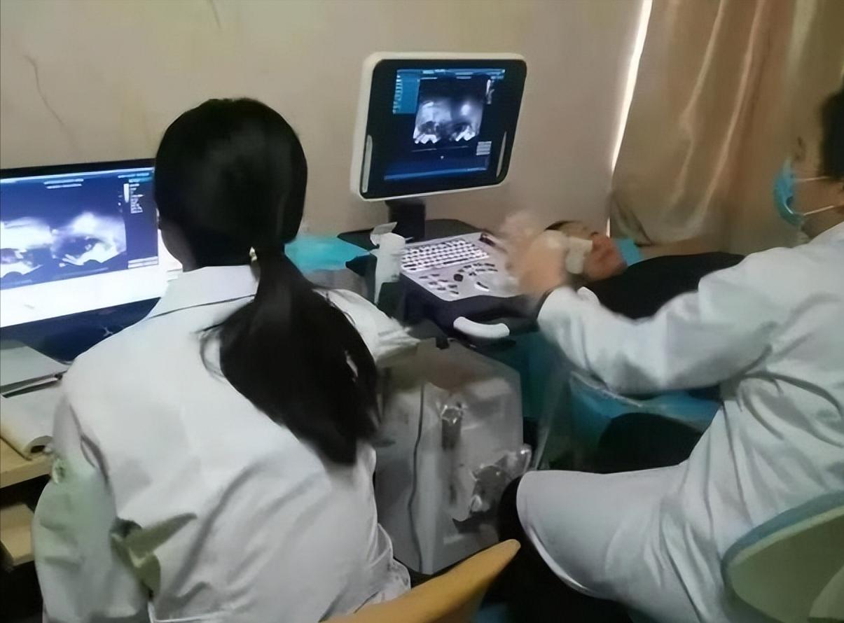 河北，一女子做妇科体检，可医生刚检查完隐私部位，并未让她穿裤子，而是让实习生再重