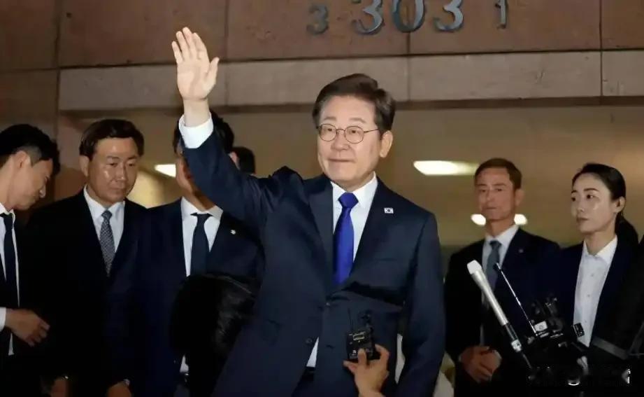 呼喊着“中韩抗日同体”之后，李在明成功把韩国国内民族情绪点燃，结果他拍拍屁股走了