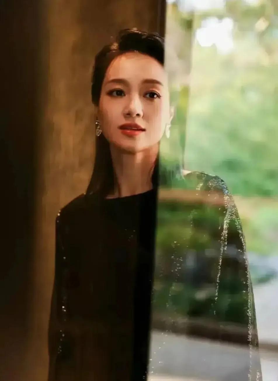 我发现朱丹自从和周一围参加综艺《爱的修学旅行》后，工作也多了，人也变漂亮自信了。
