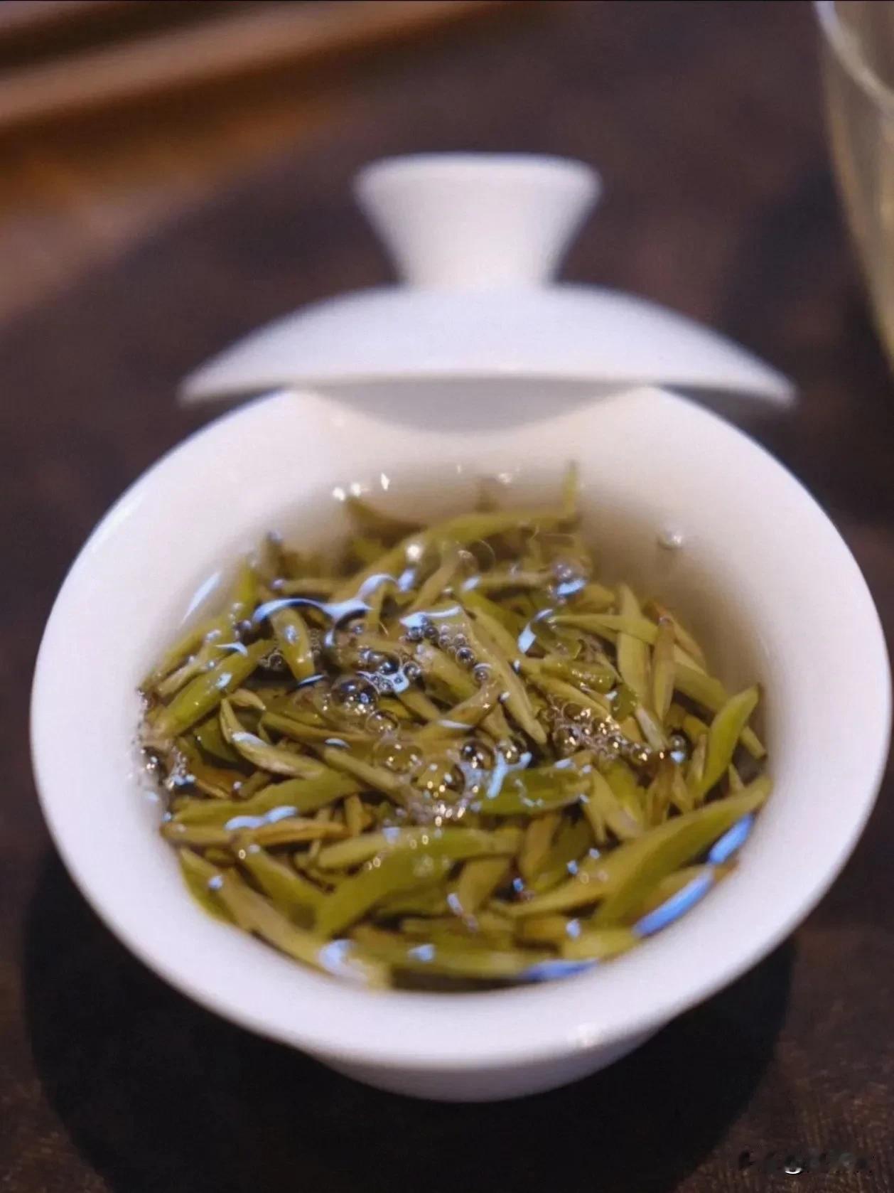 喝茶时，甜和回甘是一回事吗？经常有人会说“这茶好甜”“回甘很快”。回甘喝甜是一个