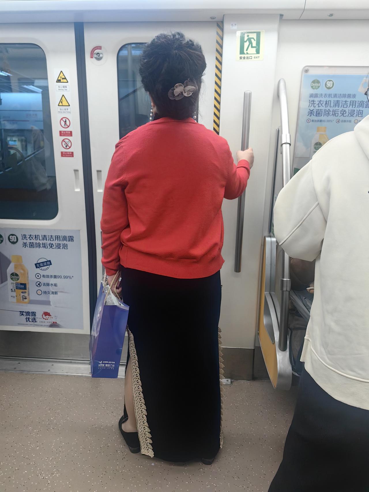 从穿着打扮看，应该是60 70左右的人
昨天在地铁上看见的一位大姐，我站在她背后