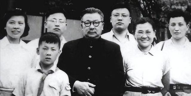 1950年，三野副司令粟裕进京公干，偶遇情报部部长李克农。李部长跑着上前，问：“