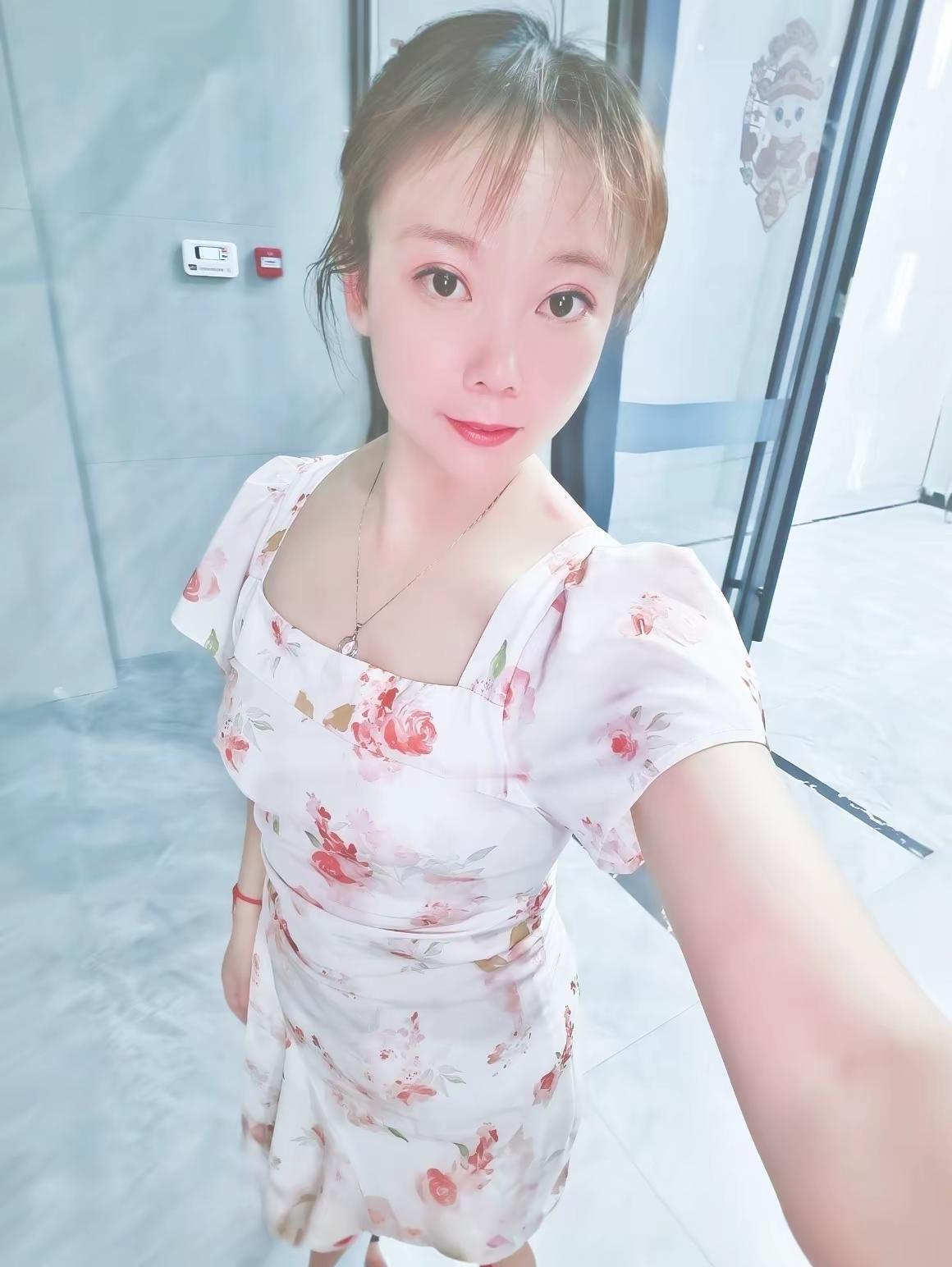 “以前总觉得自己还年轻，直到某天照镜子，被脸上的皱纹狠狠的上了一课……😭”
