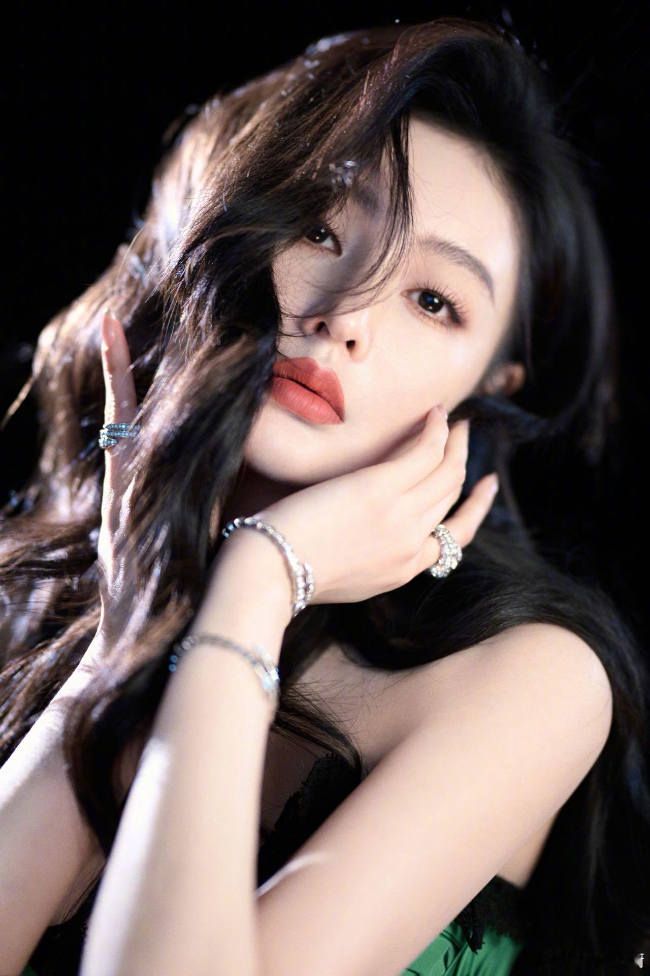 张爱天这互联网真是让人看不懂，啥都信，热搜逻辑太迷了，爱姐真是无辜躺枪啊。 