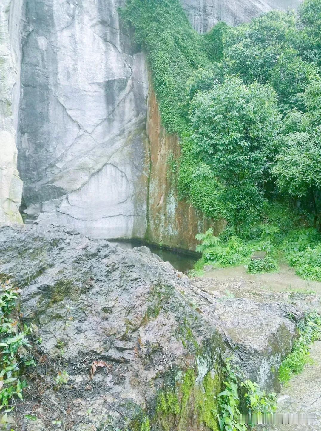 绍兴东湖一游
曲径通幽别有洞天
秀景仙裳山水映云天
石壁浮绝空灵如影
风轻水碧耳