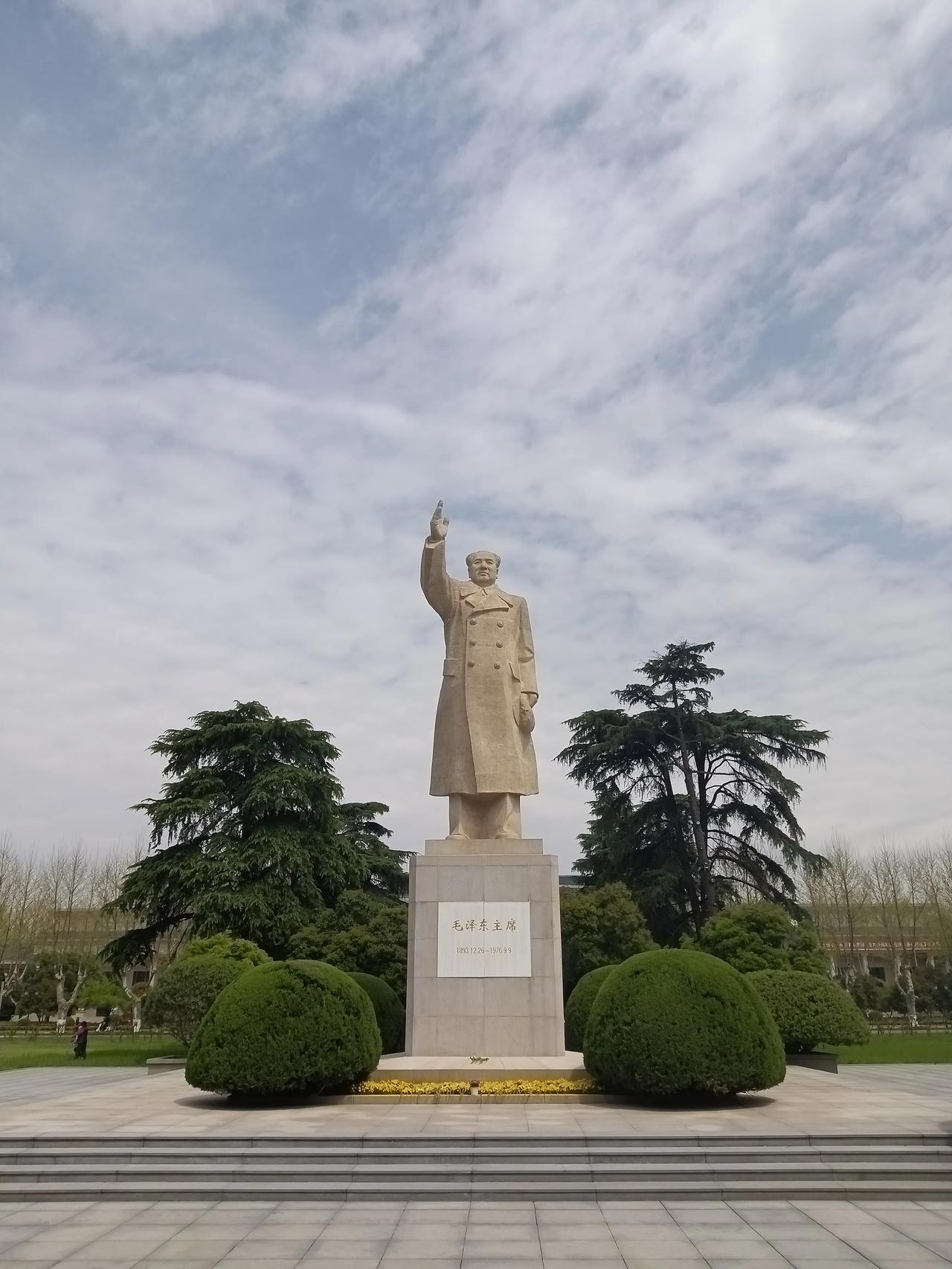 伟人的雕像，你们知道全国各地还有多少，都是处在什么地方？在侵华日军投降仪式旧址前