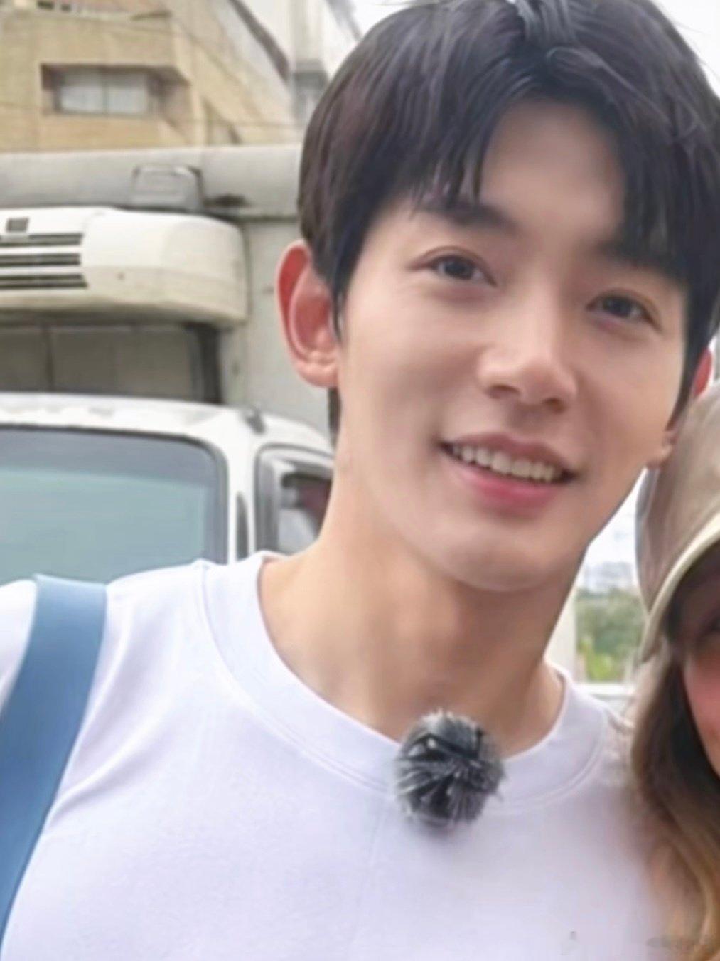 花少工作人员分享的邓为合照 这完全就是清爽男大来的百妖谱 邓为邓为司狂澜