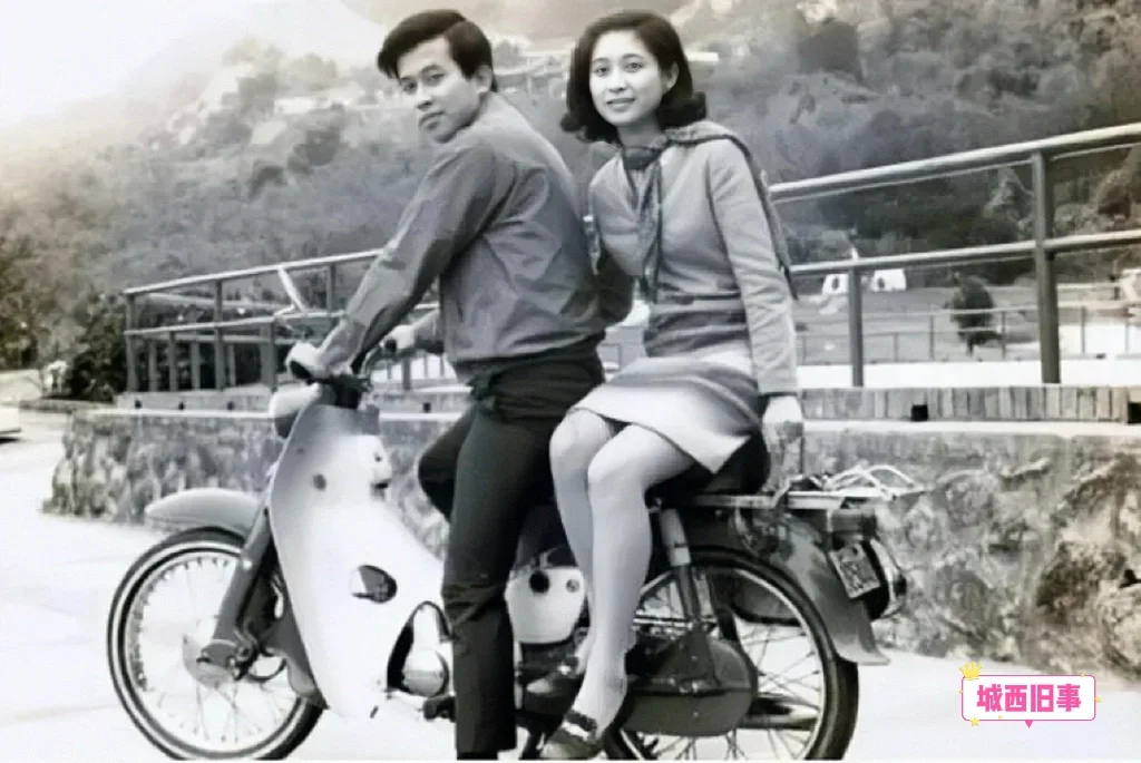 51年最没变化的，竟然是这辆摩托车！这是一对恩爱的夫妻，1967年与2...