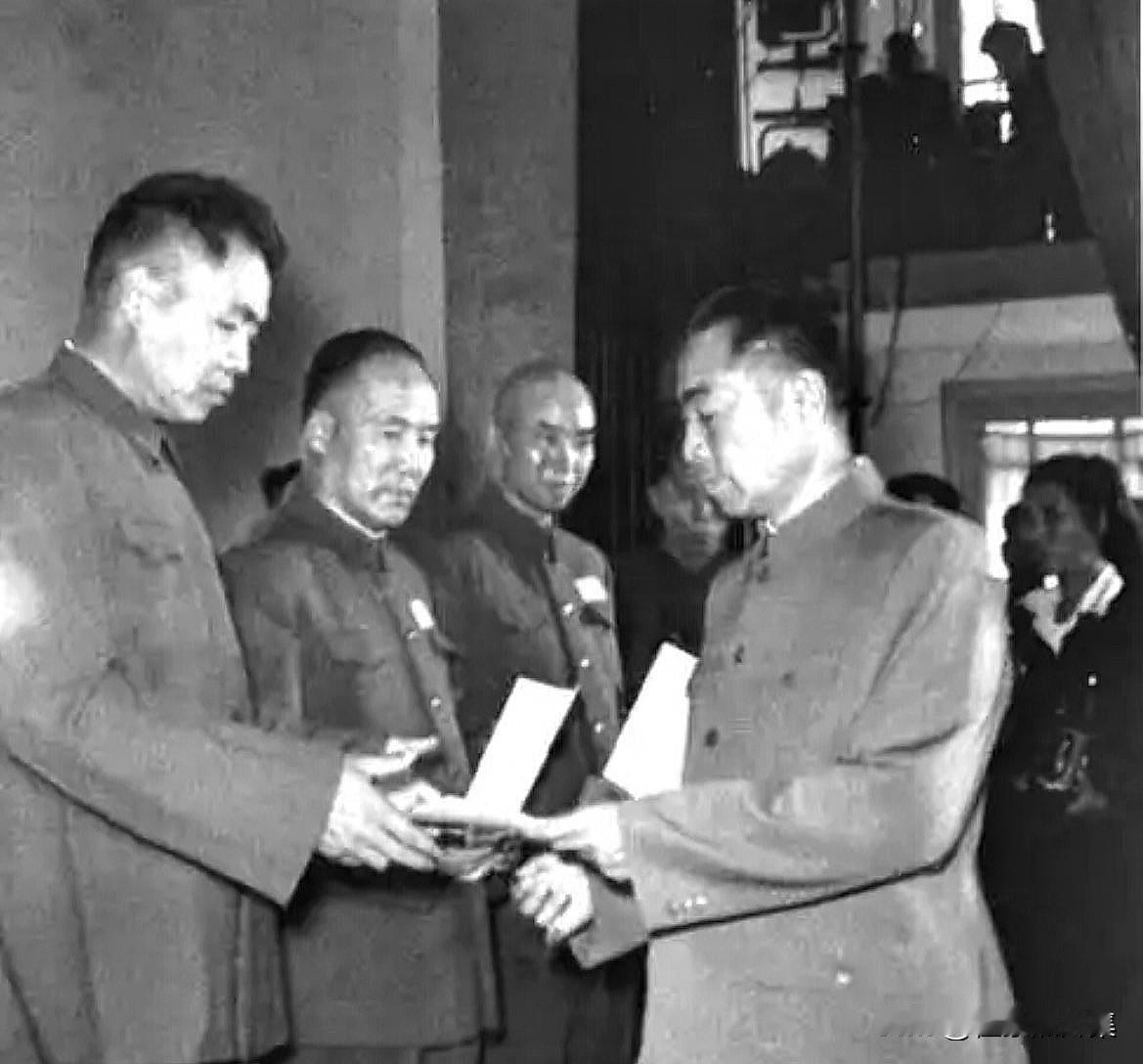 1955年9月27日，​周恩来总理向李达(左二)等将领颁发军衔授予令的老照片。李