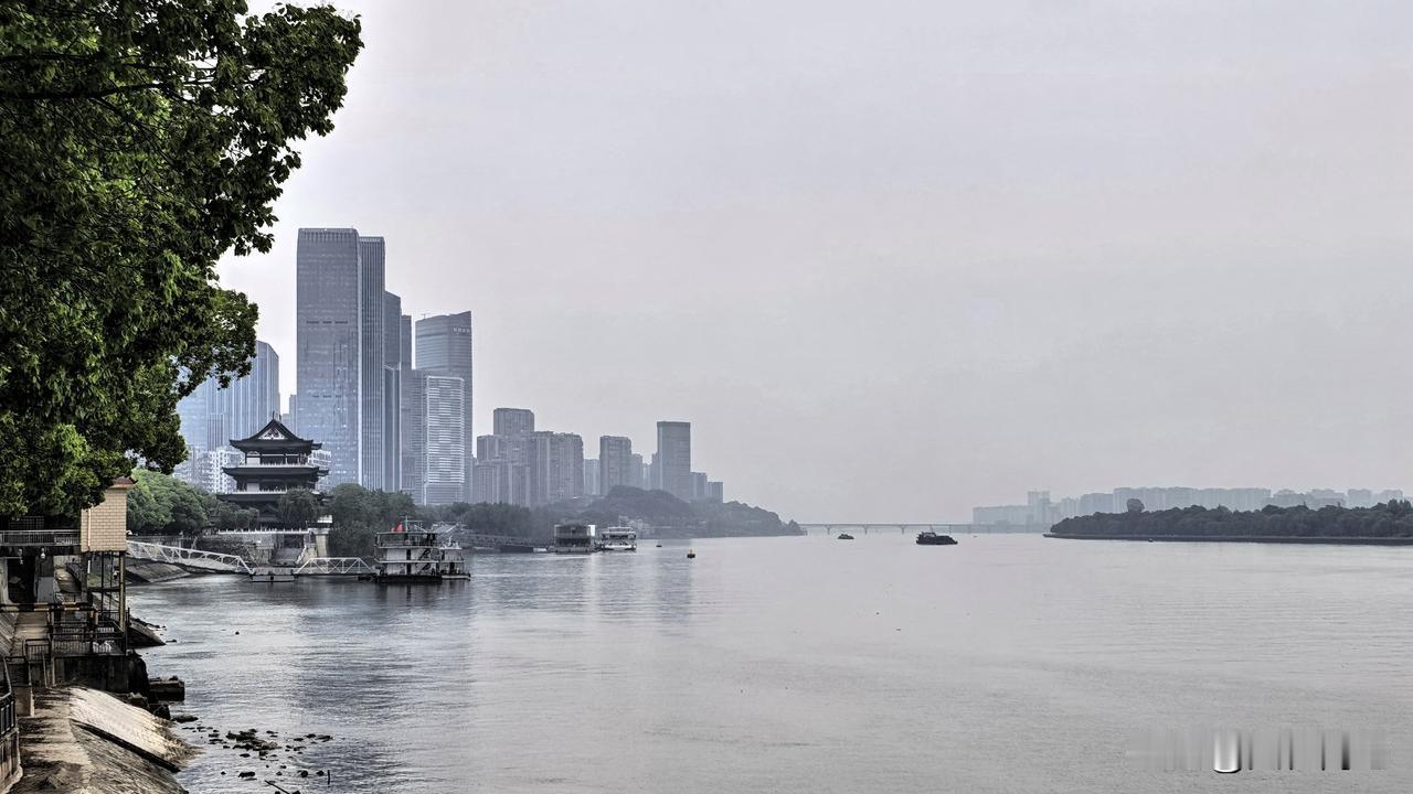 【十楼杂记】题杜甫江阁
微雨笼湘洲，清风拂画楼。
诗心随逝水，千秋共此流。
  