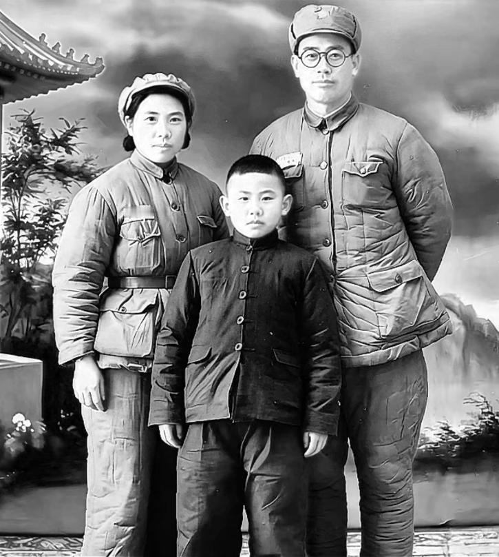 1948年冬，陕西封镇，开国大将许光达与妻子邹靖华、儿子许延滨。

邹靖华与许光