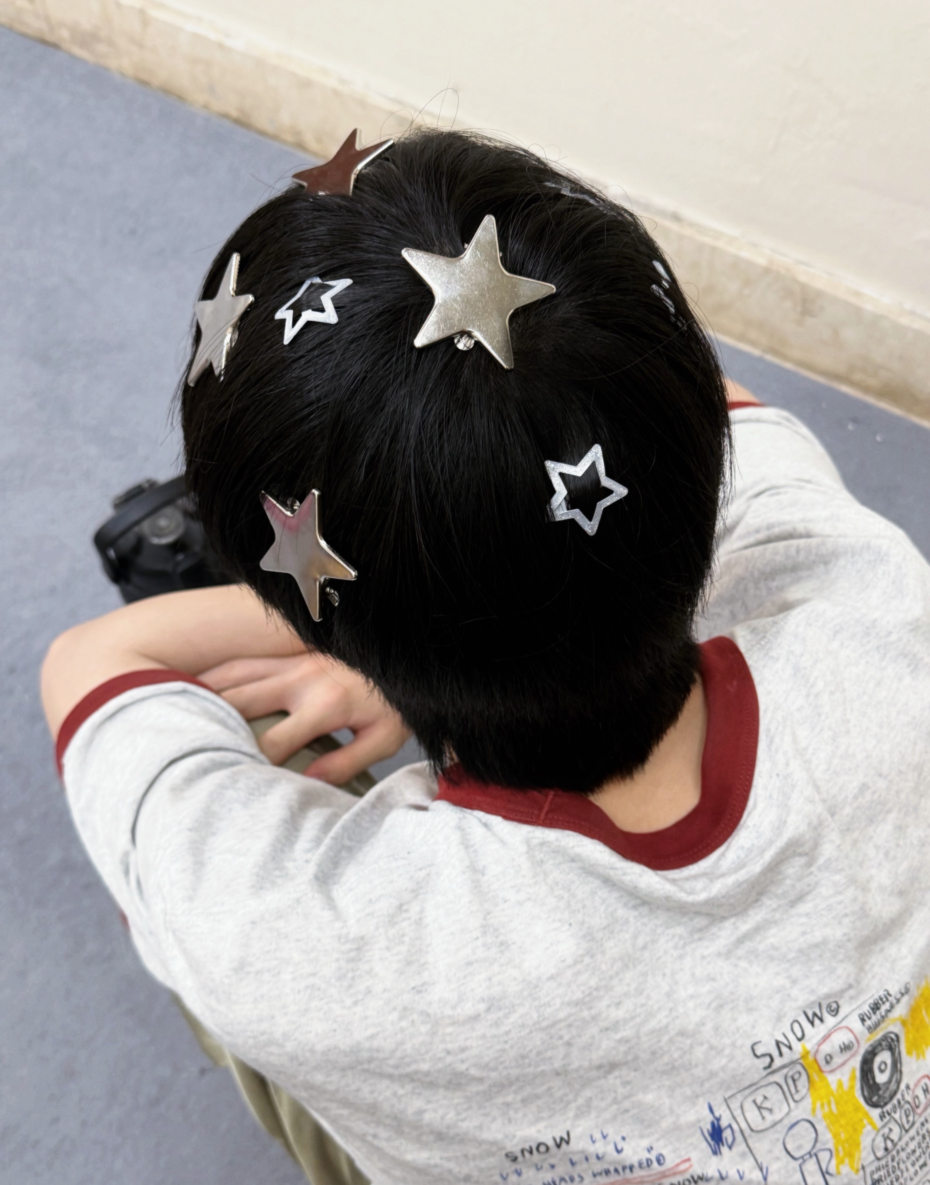 小女孩别了一头星星发卡给我们看啊 