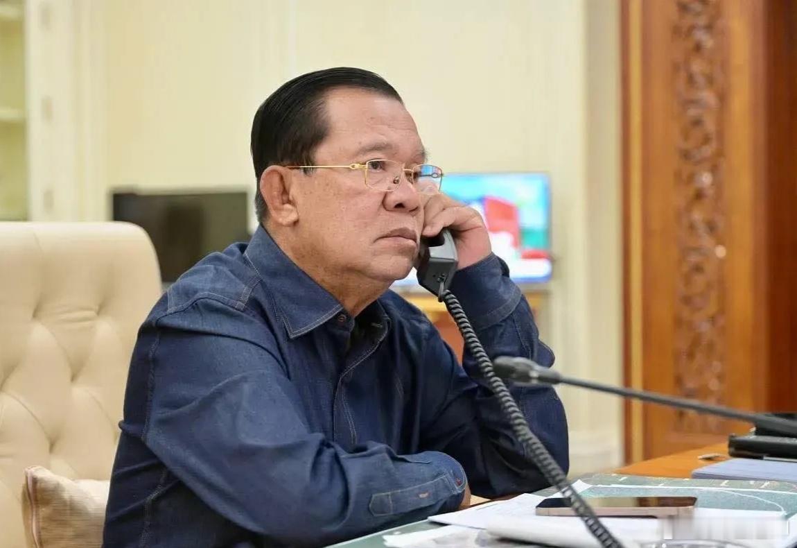 洪森发加班照片。战事结束，有空打理发型了。他说他在休息两小时后恢复工作，忙着向泰