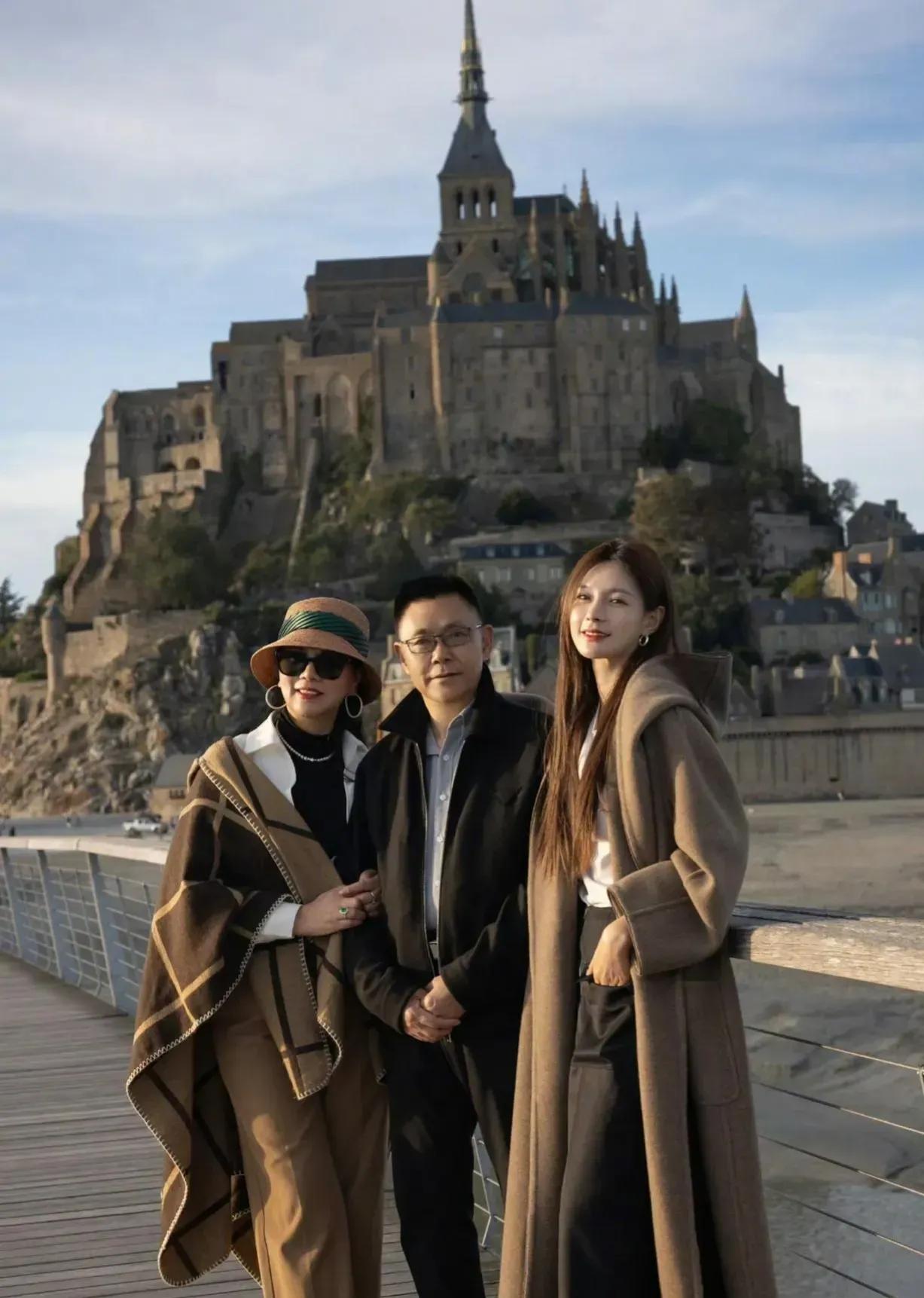 沈梦辰带父母法国旅游，独缺杜海涛！

沈梦辰前几天带父母去法国旅游，打卡了一系列