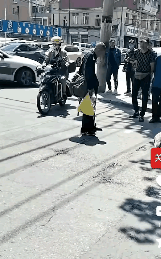 看着视频里女孩狠狠扇向老爷爷的那几巴掌，真的让人心里堵得慌！视频里，女孩下手还挺