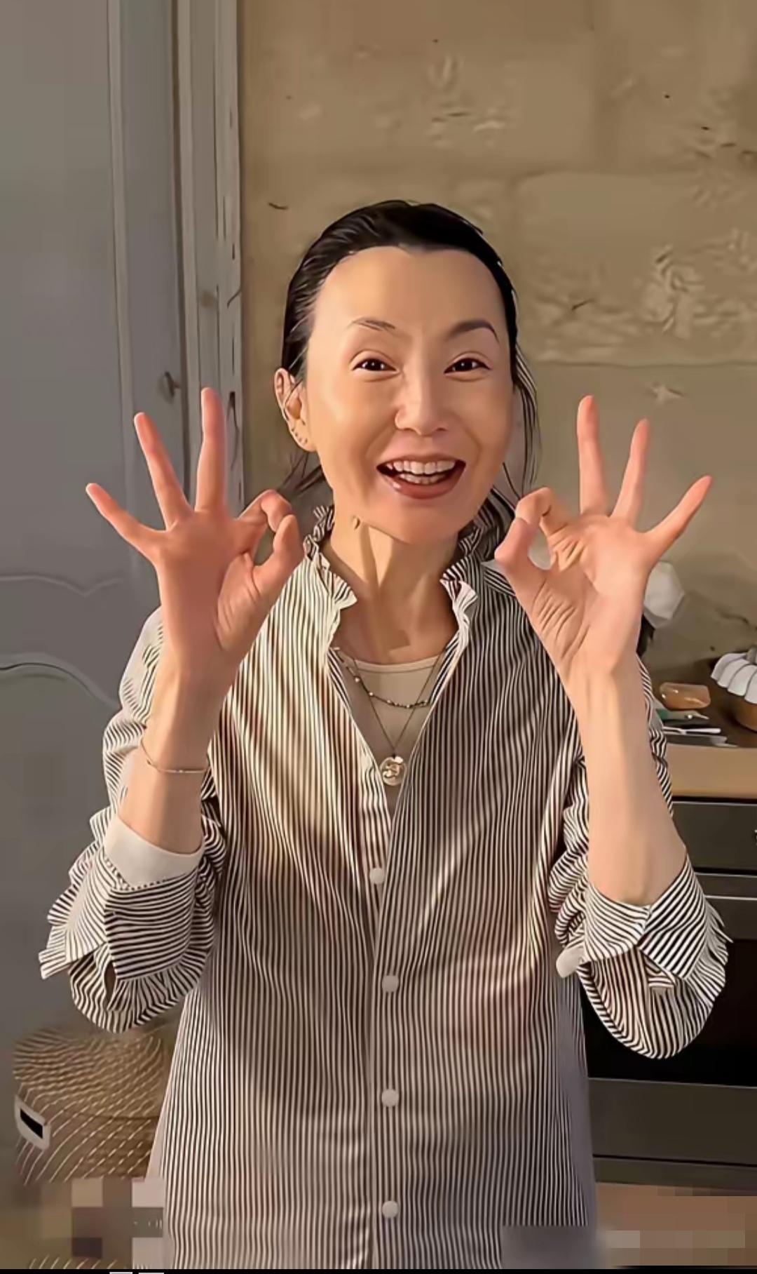 张曼玉近日受邀来北京出席活动，笑容依旧，凤眼还是那么迷人！

感觉就是有点太瘦了
