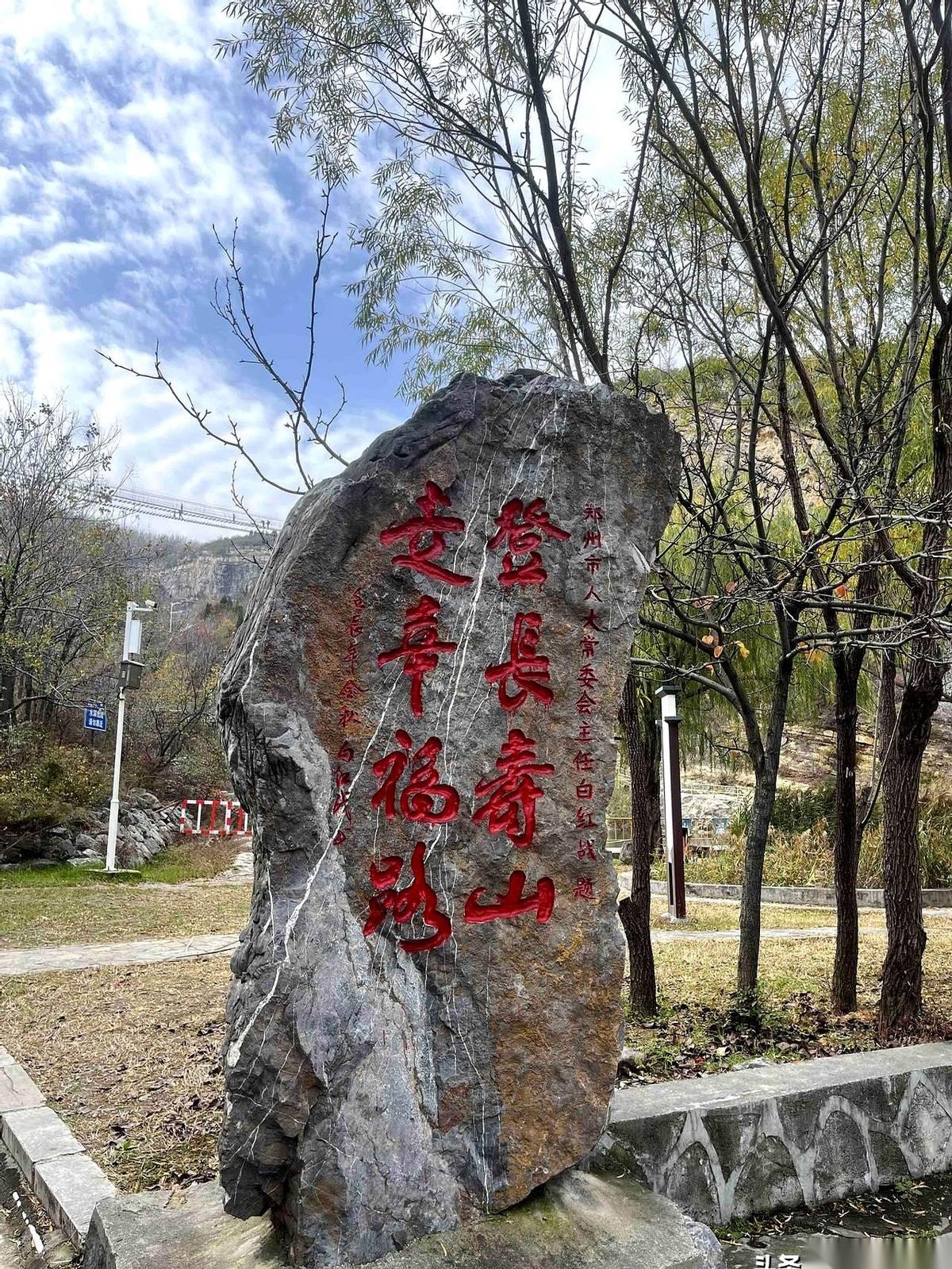 我爸今年80岁，退休金4103块。
我总觉得，熬了一辈子，一个月才四千出头，不够