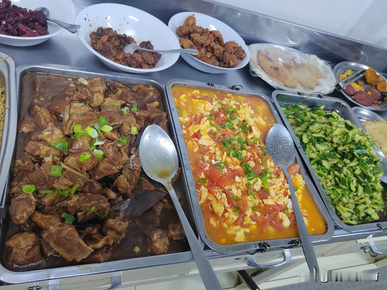 菲律宾大厨忙完了早餐就回房间了，然后收拾一下自己的行李，休息一会儿，吃了午餐，准