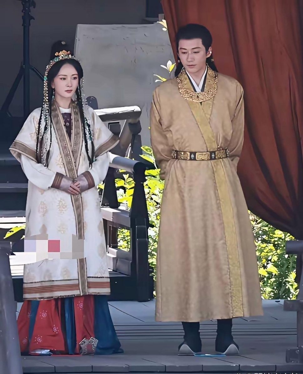 《江山大同》是大女主戏，女主早定了杨幂。男主迟迟没敲定，按说该配顶配小生，最后定