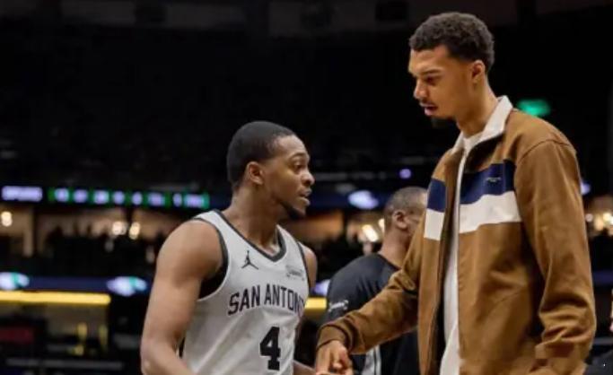 文班和福克斯志在夺冠，对阵尼克斯的比赛，他们已经取得了一半的胜利北京时间12月1