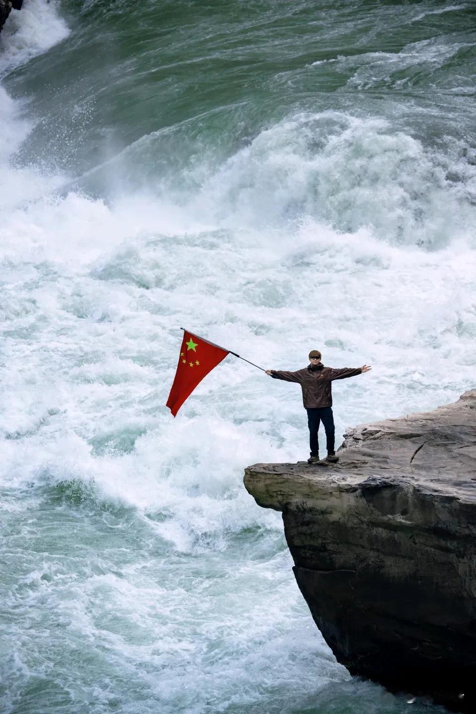 看着就非常危险，李现怎么这么猛，这地方能拍照吗？还是说他把栏杆P掉了？P掉也对，