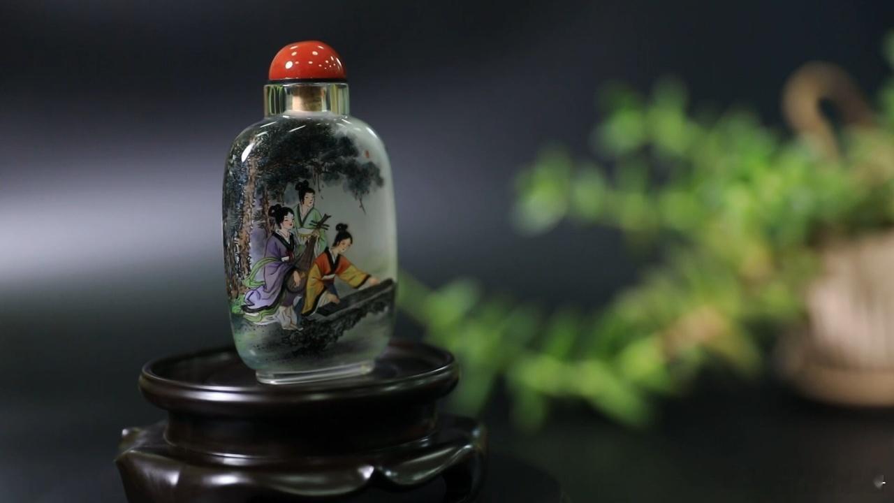 文化中国行 内画鼻烟壶是中国特有的传统工艺品种，是中国传统民间艺术殿堂中的一颗璀