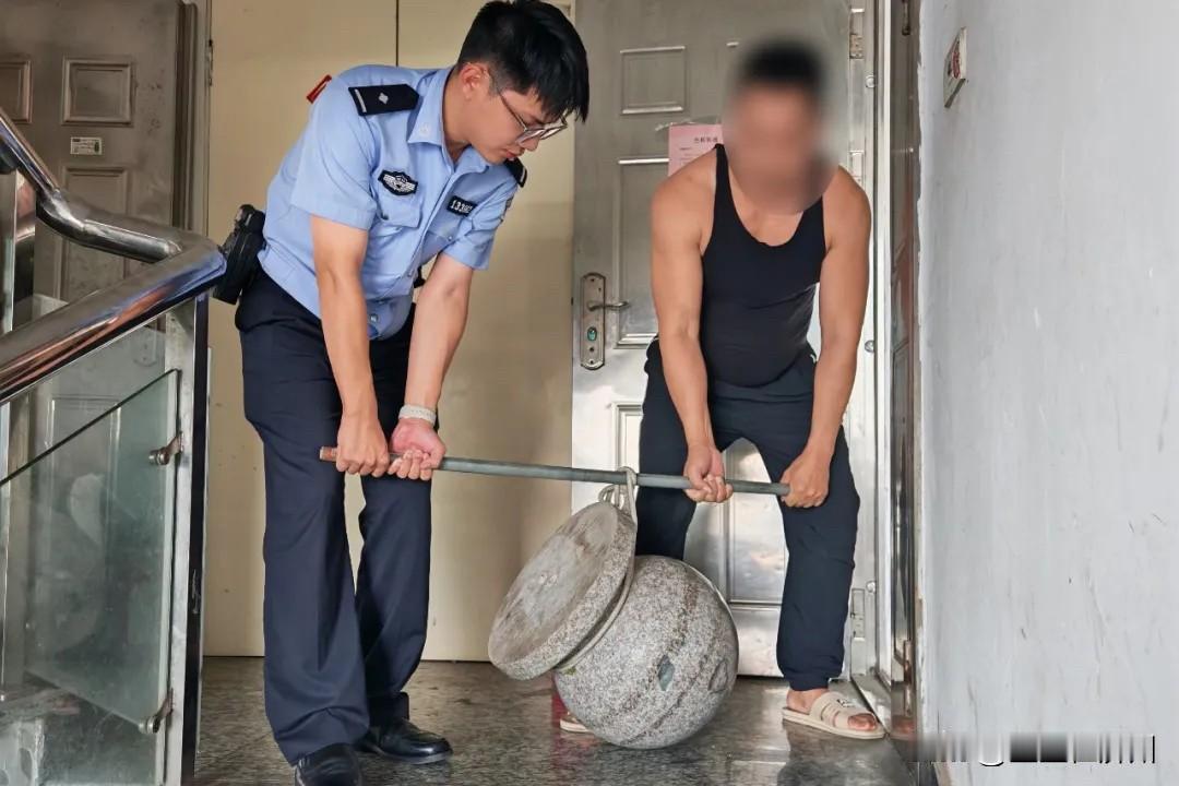 温州海滨村口丢失的那个，
150斤的石墩，
已经找到了，
让人哭笑不得的是……