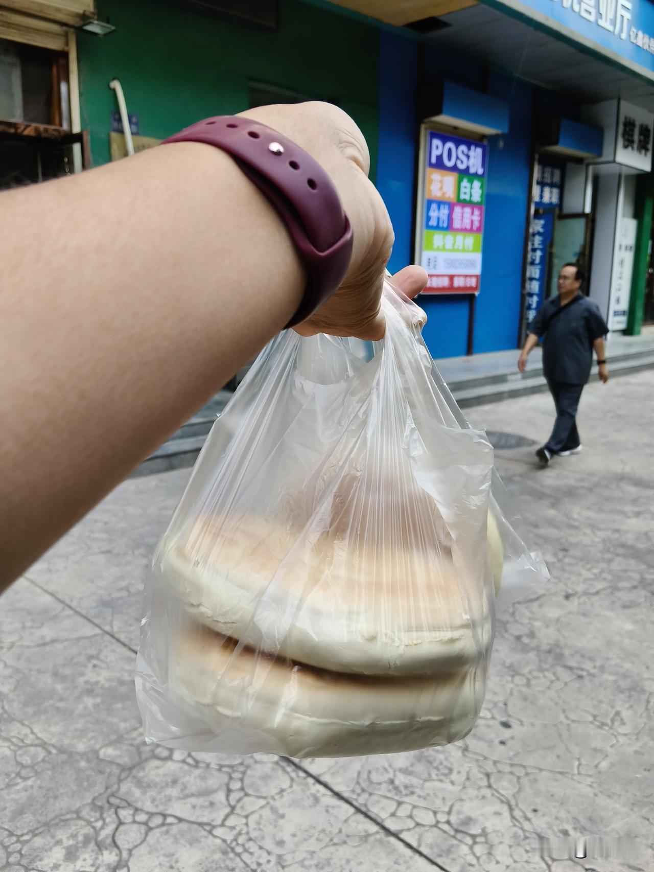 别看家家都在卖兰州特色大饼，其实每一家做的口味都不一样。
这个暑假我探索到了两家