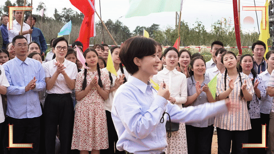 好久没见万人场面的国产剧 救命，这才是国产剧该有的群像大场面好吗😭 小城大事 