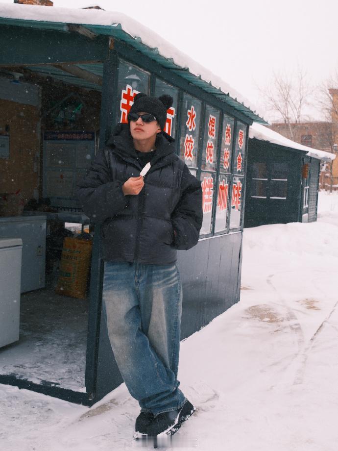 王一珩抱雪狐合影  王一珩管东北虎叫虎砸  当王一珩的东北明信片映入眼帘，仿佛能