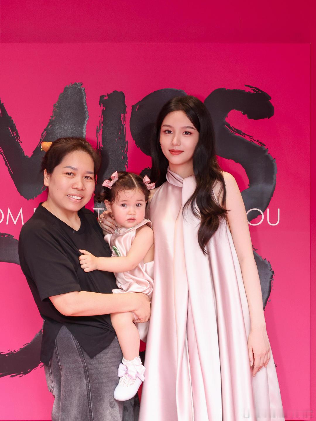周也与韩安冉小女儿合照韩安冉小女儿与周也合照韩安冉小女儿与周也合照，周也完全是温