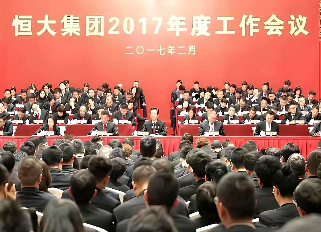 一进会议室，人还没坐稳，他就横着话筒、踩着节奏，指点江山，打断三个人，还甩出“拍