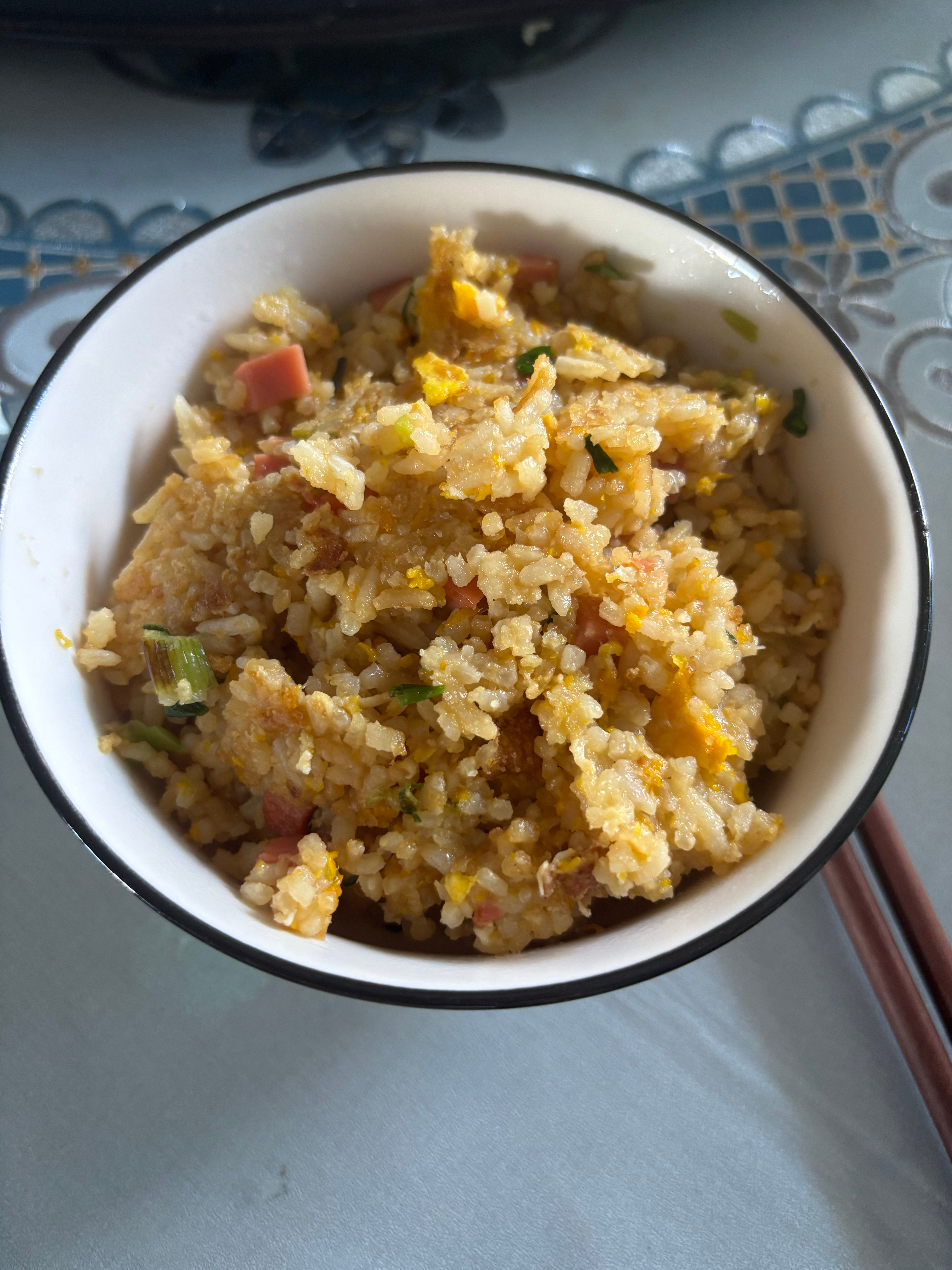 小丫头一大早闹着要吃蛋炒饭。还好家里昨天还有剩饭。真不习惯一大早吃主食。