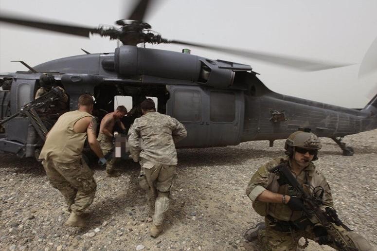 整个事件全貌：一名美军飞行员弹射逃生，爬上高山，被冒着生命危险的当地人收留，在伊