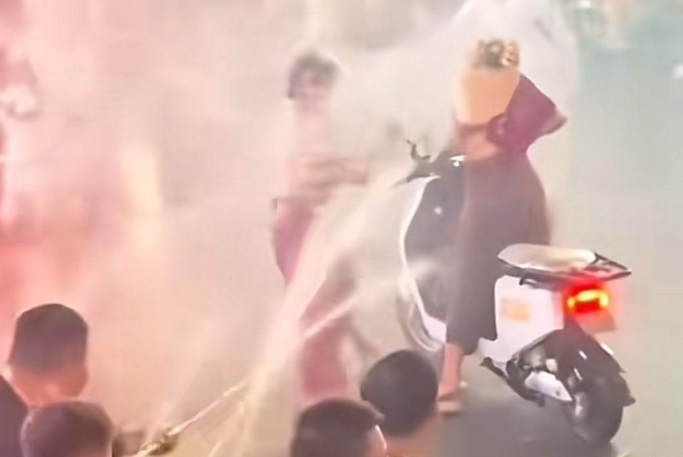 云南的泼水节非但是越来越变了味，而且也似乎是越来越没底线了！
有网友爆料近日云南