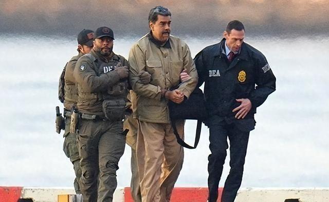 被美国绑架了二个多月的马杜罗，可能开始“崩溃”了！据美媒披露，马杜罗整夜在牢房里